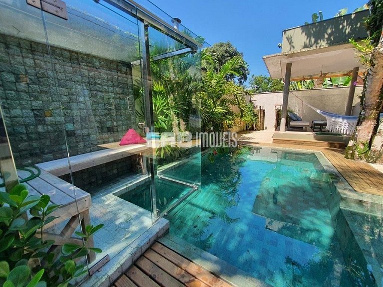 Casa a poucos passos da praia, com piscina, sauna e espaço g