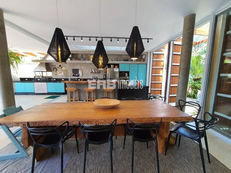 Casa a poucos passos da praia, com piscina, sauna e espaço g