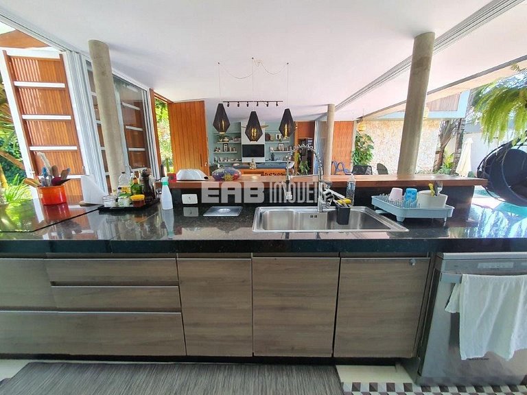 Casa a poucos passos da praia, com piscina, sauna e espaço g