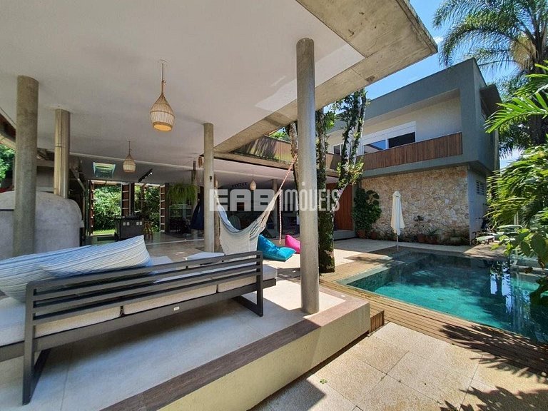 Casa a poucos passos da praia, com piscina, sauna e espaço g