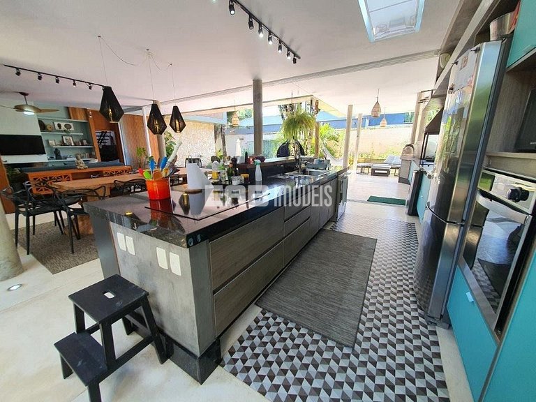 Casa a poucos passos da praia, com piscina, sauna e espaço g