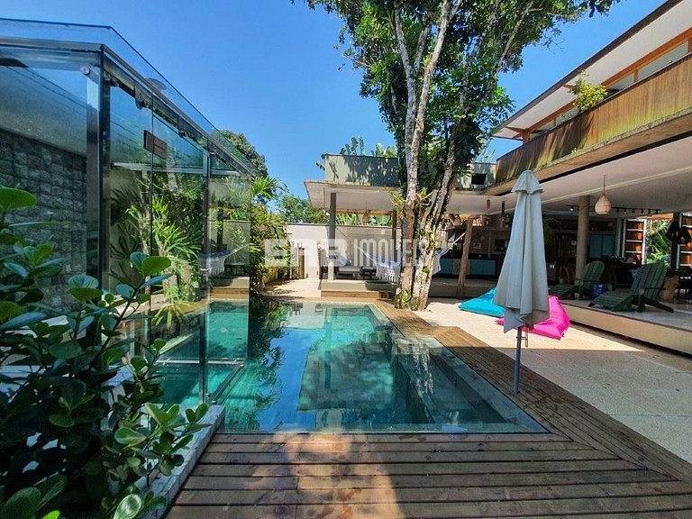 Casa a poucos passos da praia, com piscina, sauna e espaço g