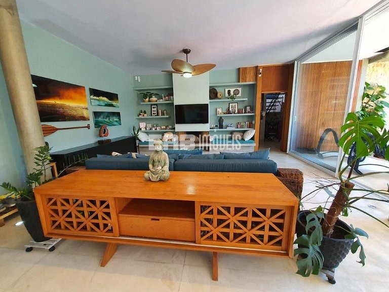 Casa a poucos passos da praia, com piscina, sauna e espaço g