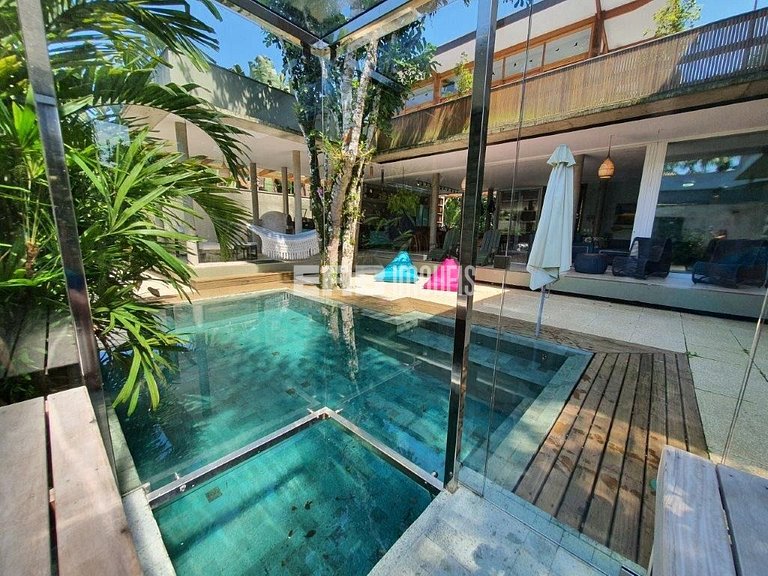 Casa a poucos passos da praia, com piscina, sauna e espaço g