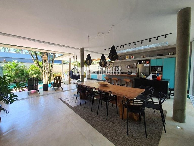 Casa a poucos passos da praia, com piscina, sauna e espaço g