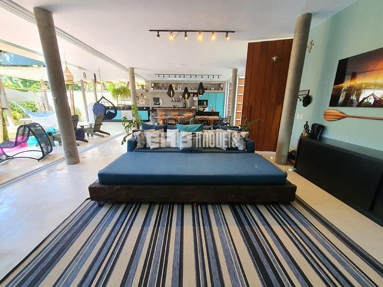 Casa a poucos passos da praia, com piscina, sauna e espaço g