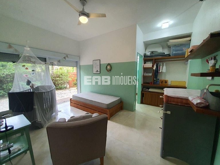 Casa a poucos passos da praia, com piscina, sauna e espaço g