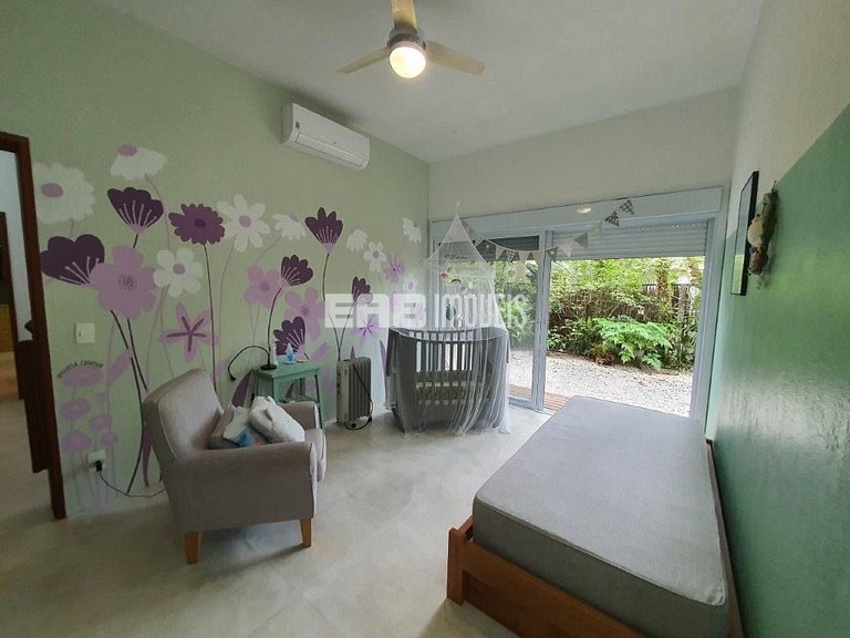 Casa a poucos passos da praia, com piscina, sauna e espaço g