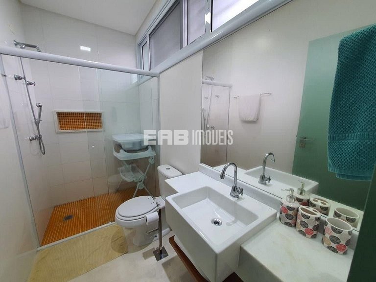 Casa a poucos passos da praia, com piscina, sauna e espaço g