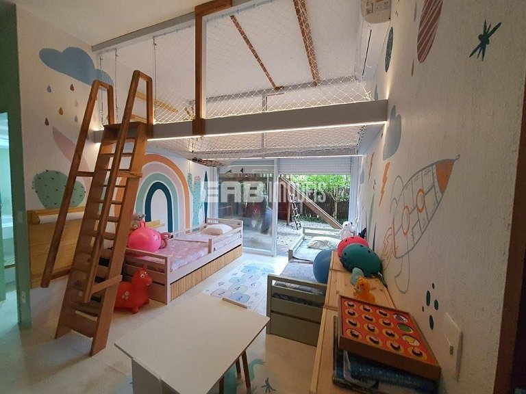 Casa a poucos passos da praia, com piscina, sauna e espaço g