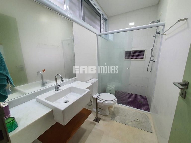 Casa a poucos passos da praia, com piscina, sauna e espaço g