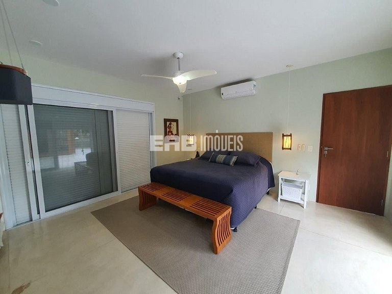 Casa a poucos passos da praia, com piscina, sauna e espaço g