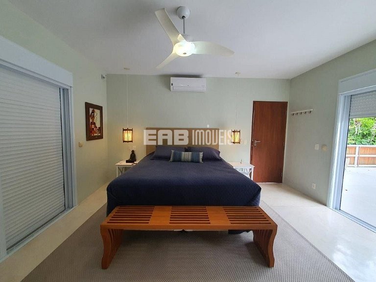 Casa a poucos passos da praia, com piscina, sauna e espaço g