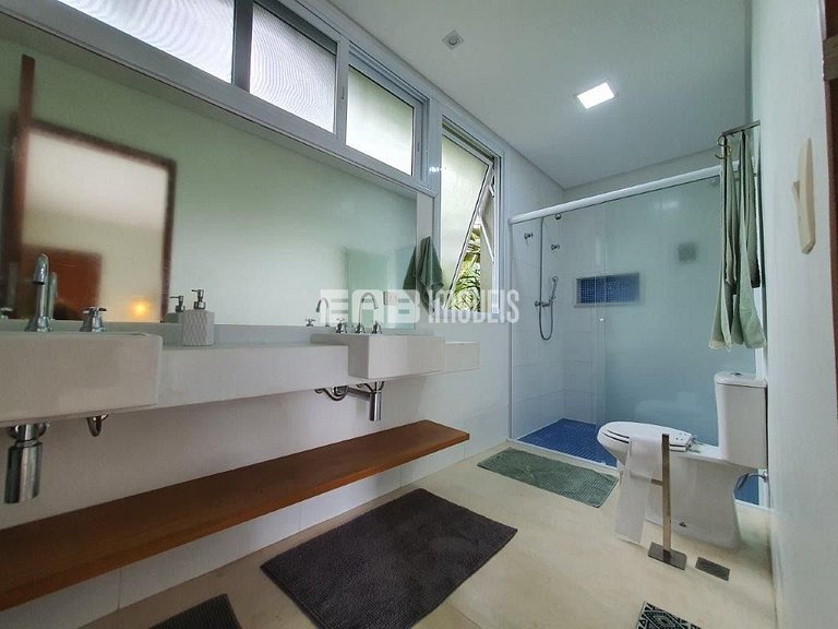 Casa a poucos passos da praia, com piscina, sauna e espaço g