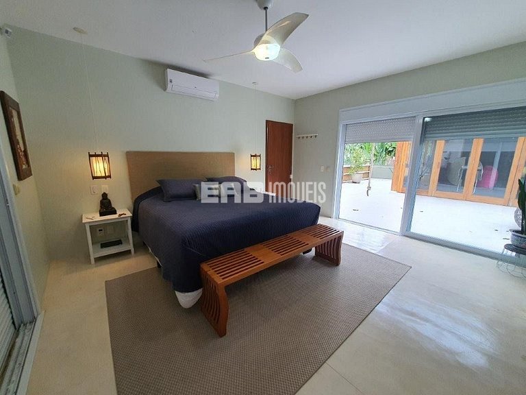 Casa a poucos passos da praia, com piscina, sauna e espaço g