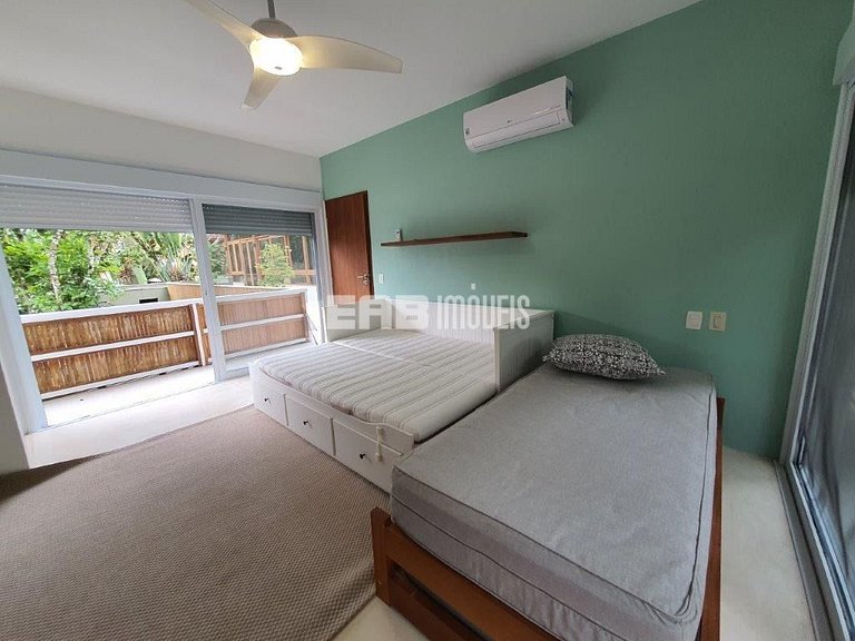 Casa a poucos passos da praia, com piscina, sauna e espaço g