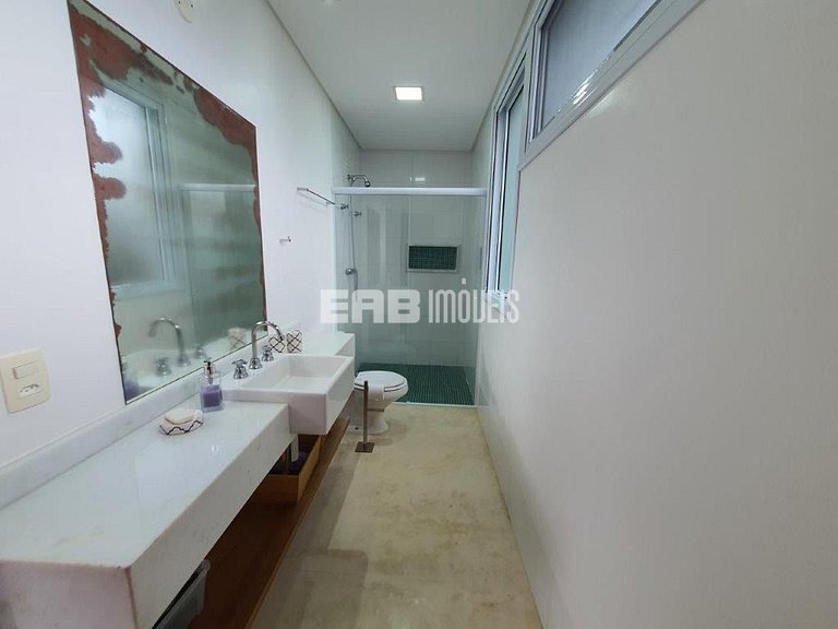 Casa a poucos passos da praia, com piscina, sauna e espaço g