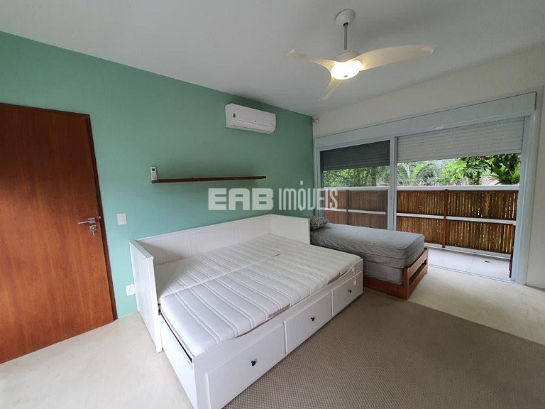 Casa a poucos passos da praia, com piscina, sauna e espaço g