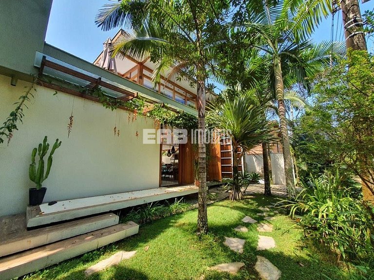 Casa a poucos passos da praia, com piscina, sauna e espaço g