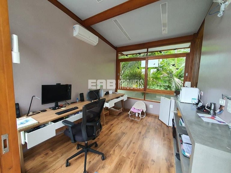 Casa a poucos passos da praia, com piscina, sauna e espaço g