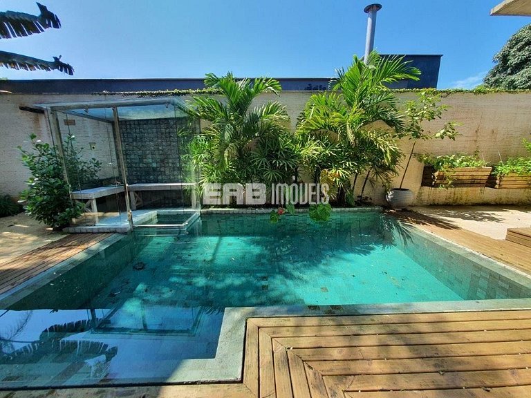 Casa a poucos passos da praia, com piscina, sauna e espaço g