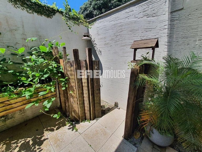 Casa a poucos passos da praia, com piscina, sauna e espaço g