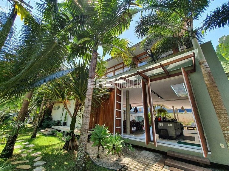 Casa a poucos passos da praia, com piscina, sauna e espaço g