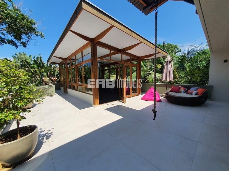 Casa a poucos passos da praia, com piscina, sauna e espaço g