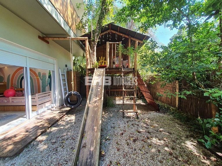Casa a poucos passos da praia, com piscina, sauna e espaço g
