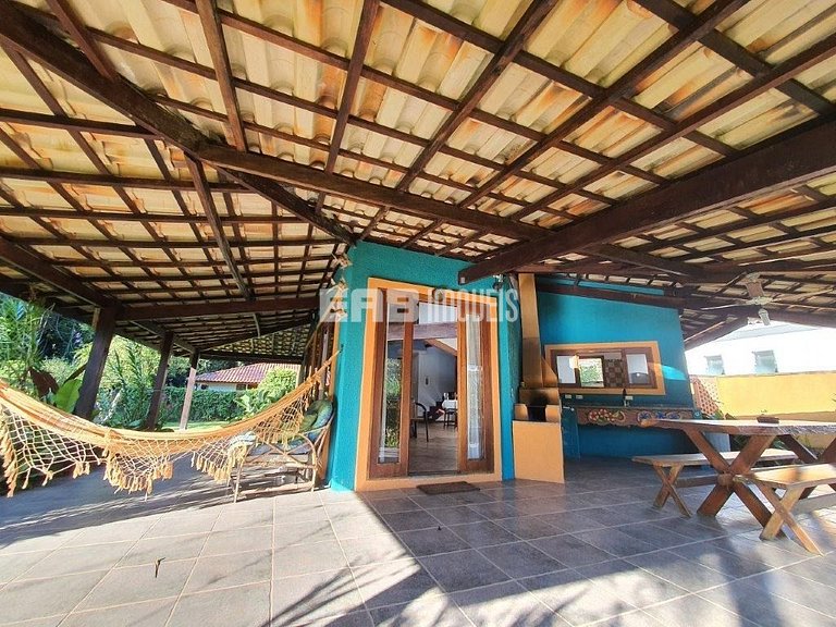 Casa para locação de temporada, em frente à área verde e per