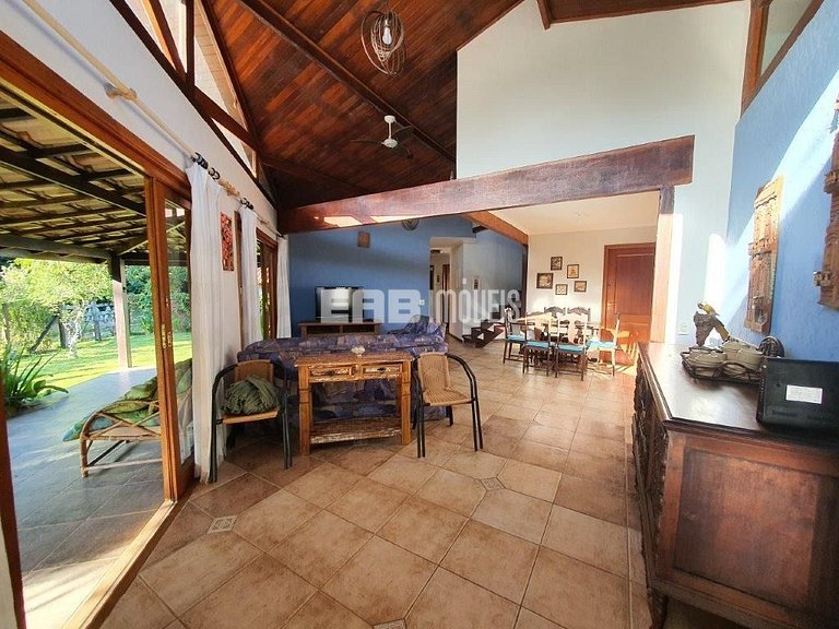 Casa para locação de temporada, em frente à área verde e per