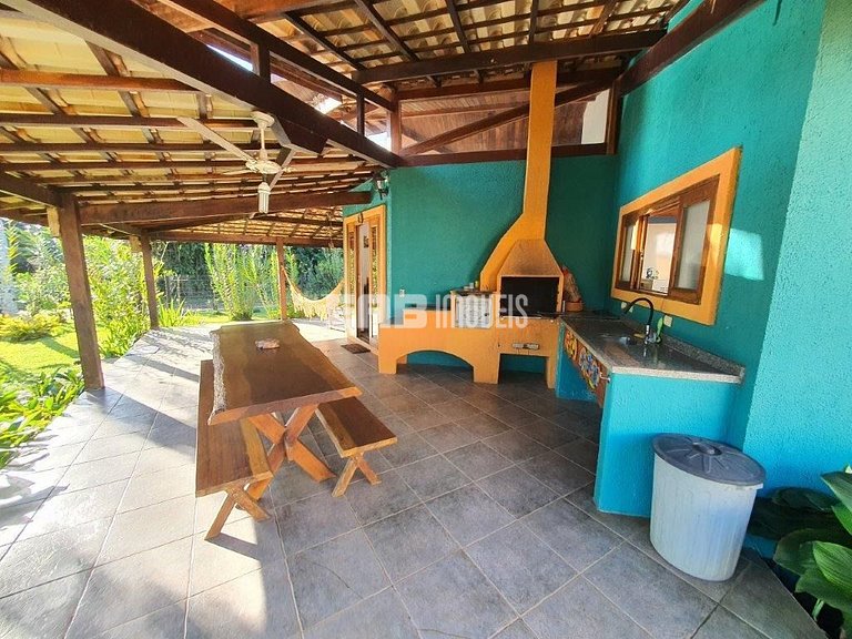 Casa para locação de temporada, em frente à área verde e per