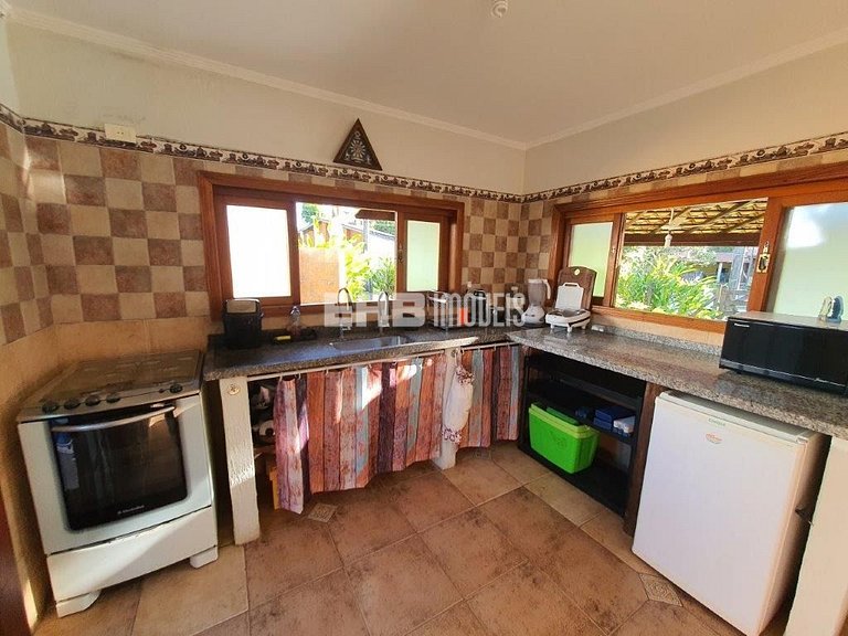 Casa para locação de temporada, em frente à área verde e per