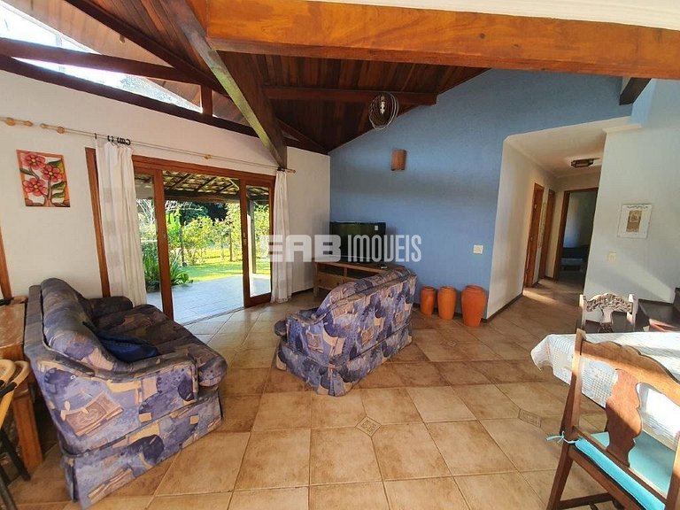 Casa para locação de temporada, em frente à área verde e per