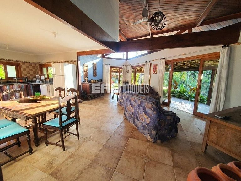 Casa para locação de temporada, em frente à área verde e per