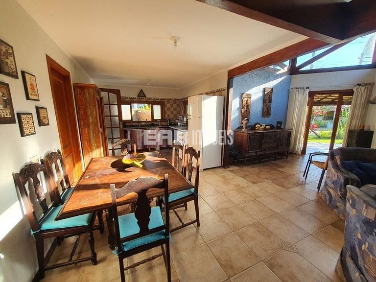 Casa para locação de temporada, em frente à área verde e per