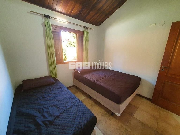 Casa para locação de temporada, em frente à área verde e per