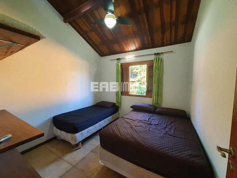 Casa para locação de temporada, em frente à área verde e per