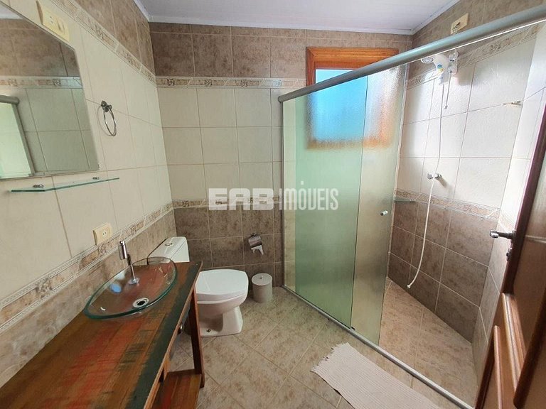 Casa para locação de temporada, em frente à área verde e per