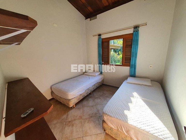 Casa para locação de temporada, em frente à área verde e per