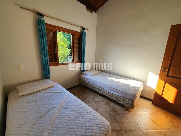 Casa para locação de temporada, em frente à área verde e per