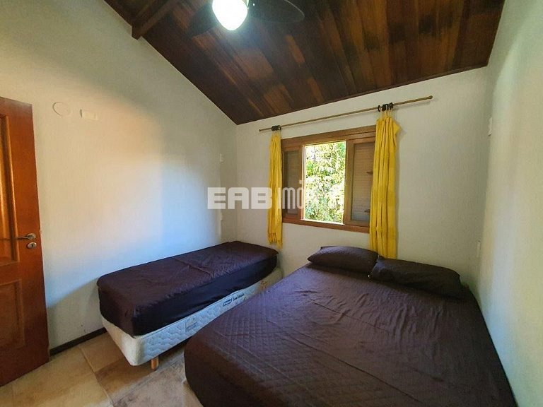 Casa para locação de temporada, em frente à área verde e per