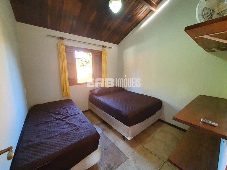 Casa para locação de temporada, em frente à área verde e per