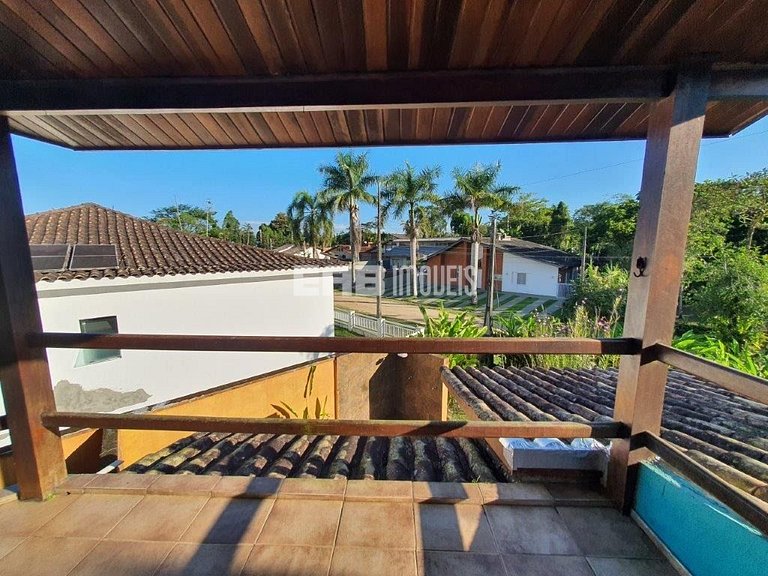 Casa para locação de temporada, em frente à área verde e per