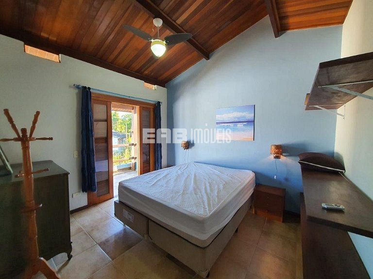 Casa para locação de temporada, em frente à área verde e per