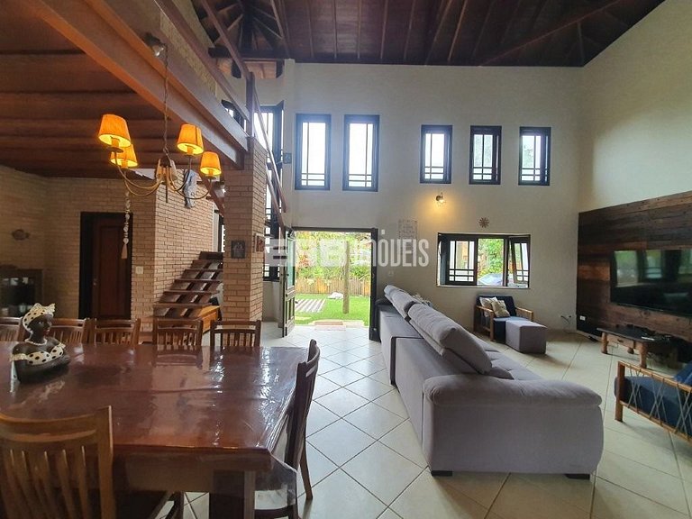 Casa com 3 dormitórios, piscina e churrasqueira