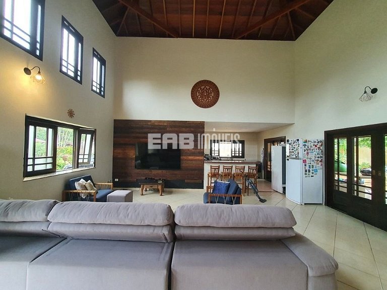 Casa com 3 dormitórios, piscina e churrasqueira