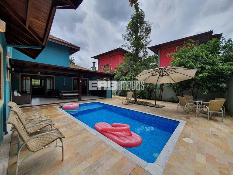 Casa com 3 dormitórios, piscina e churrasqueira