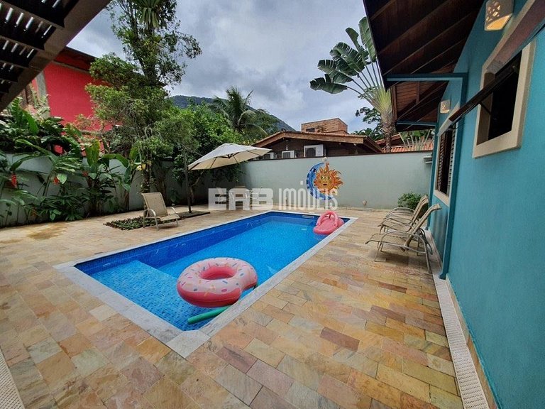 Casa com 3 dormitórios, piscina e churrasqueira