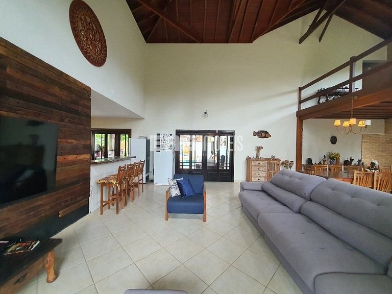 Casa com 3 dormitórios, piscina e churrasqueira